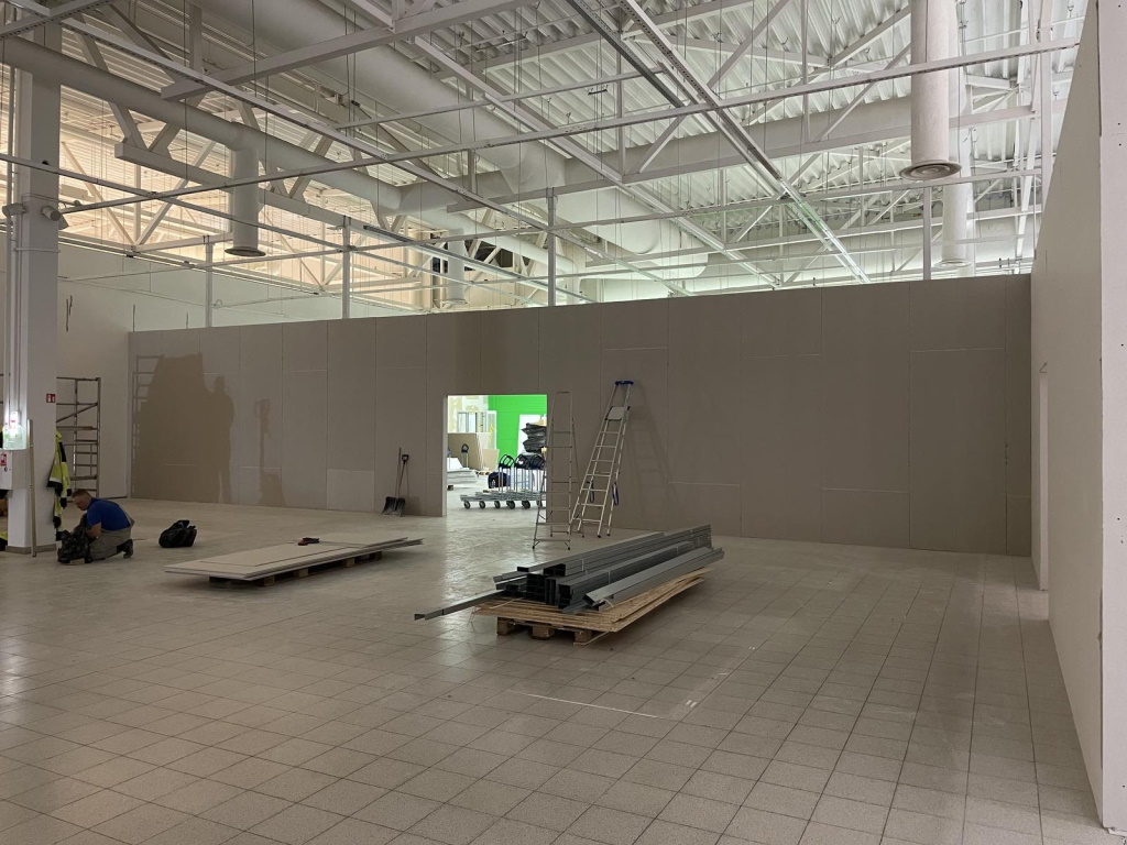 Parduotuvės vidaus apdaila „RIVER MALL“ prekybos centre Kaune – prekyba darbai, UAB LINKODAS (2 nuotrauka)