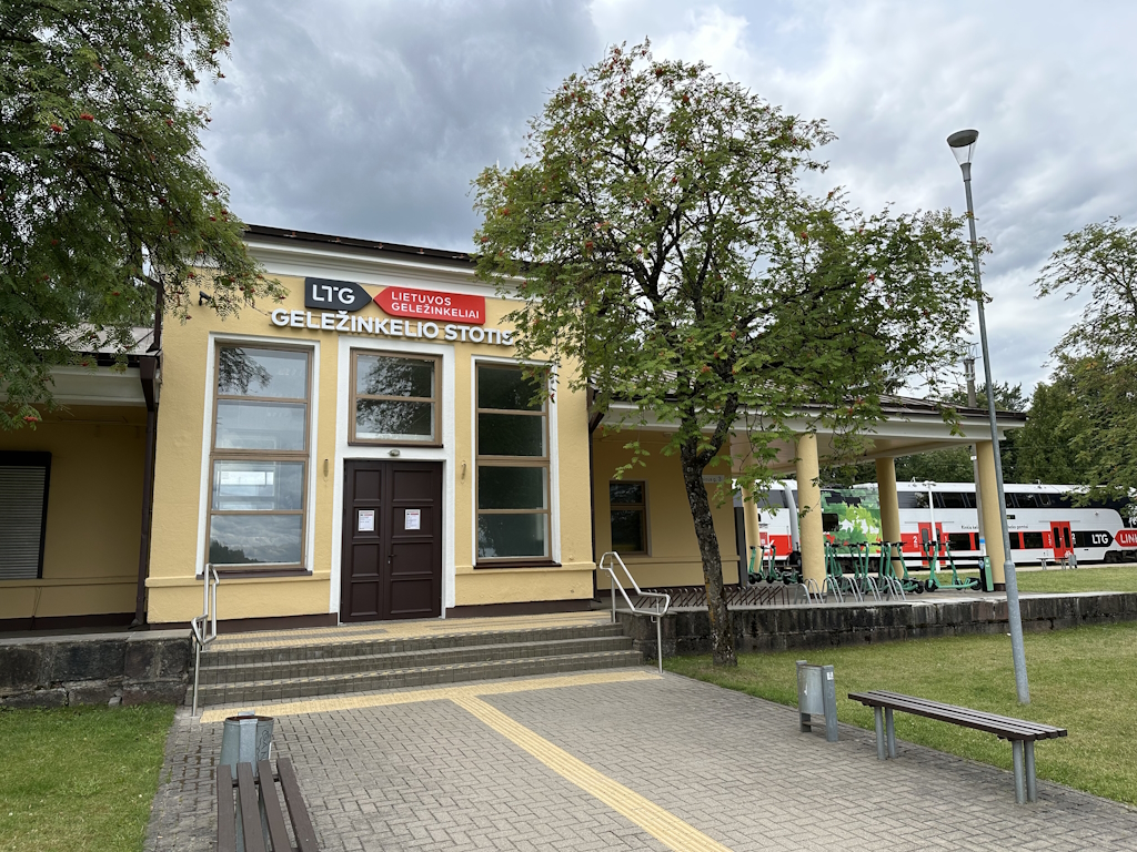 Trakų traukinių stoties fasado atnaujinimo darbai, 2021 m. – fasadai darbai, UAB LINKODAS